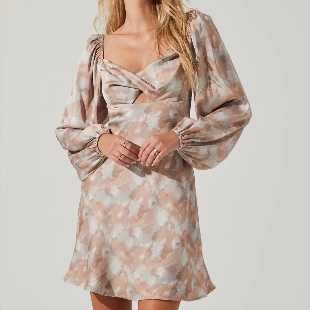 ASTR The Label satin long sleeve dress - Picture 4 of 4